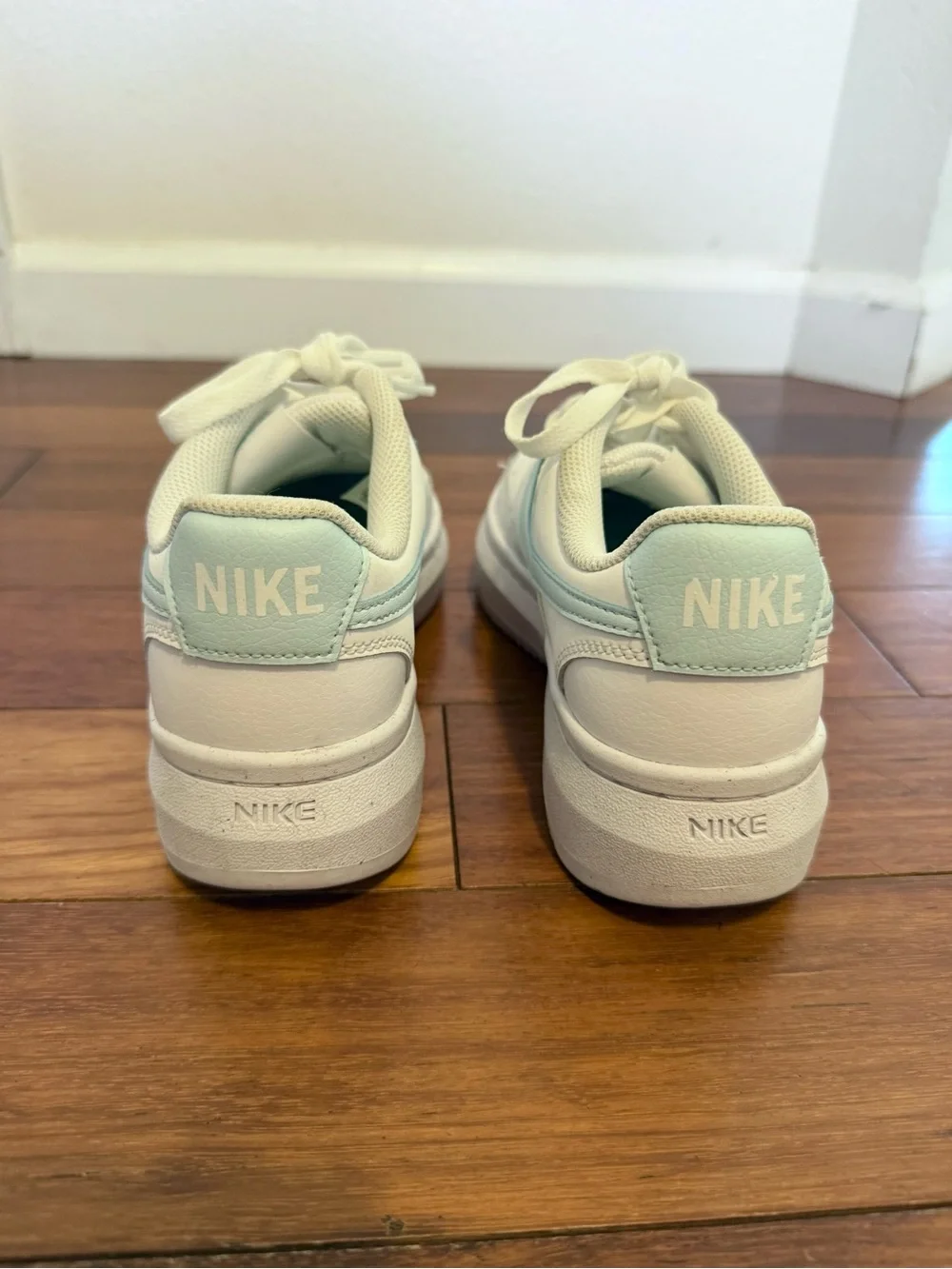 Nike women court